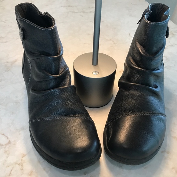 Clarks Black Boots size 8.5 - Picture 1 of 4